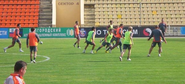 Футболисты «Салюта» и «Жемчужины-Сочи» вчера провели предыгровые тренировки